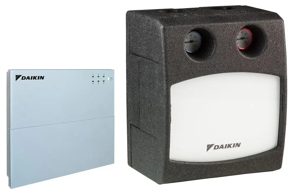 Daikin Mischermodul mit zwei Druckmanometern und einem Gehäuse, ergänzt durch eine Reglereinheit und Pumpen, um die Heizungssteuerung zu unterstützen.